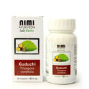 Weiße plastikflasche nimi ayurveda guduchi kapseln mit weißem rippverschluss und roten akzenten für pitta churna organic