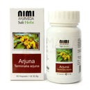 Weiße plastikflasche von nimi ayurveda terminalia arjuna kapseln mit rotem etikett für herzgesundheit und vitalität