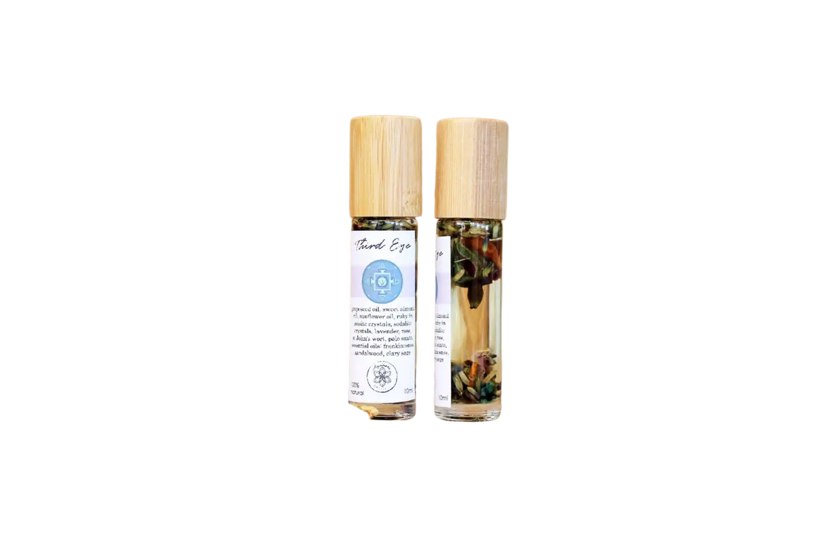 Ätherisches Öl für das dritte Auge mit Ajna Chakra, Kristallen und Kräutern von Ayamani Naturals, Flasche mit goldener Kappe.