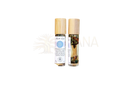 Zwei klare glas-roll-on-flaschen mit bambusdeckeln, eine mit hellem öl und die andere mit getrockneten kräutern für ajna chakra und spirituelle klarheit beim dritten auge