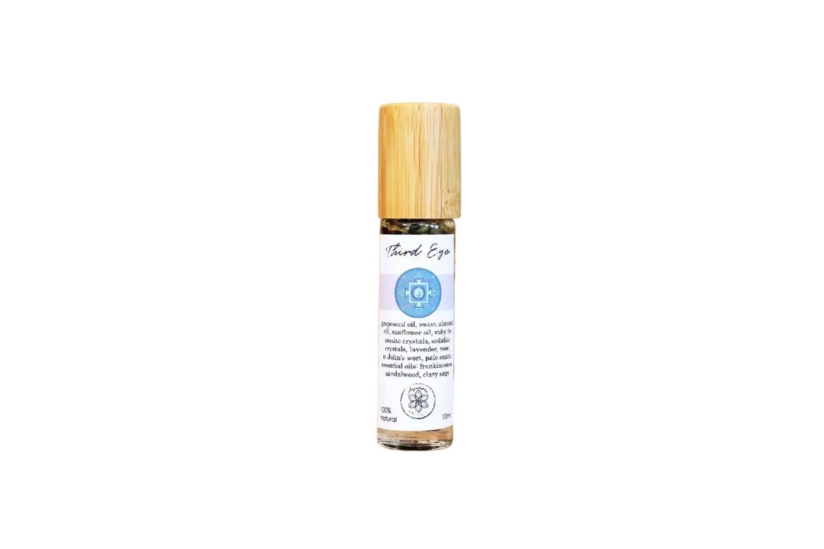Ätherisches Öl für das dritte Auge mit Ajna Chakra, Kristallen und Kräutern, von Ayamani Naturals, in einer Flasche.