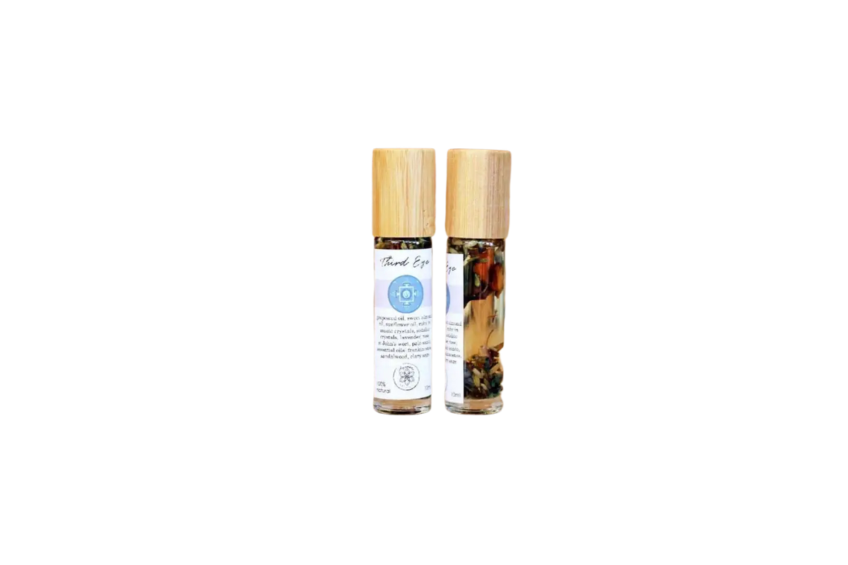 Ätherisches Öl für das dritte Auge mit Ajna Chakra, Kristallen und Kräutern, von Ayamani Naturals, in einer kleinen Flasche.