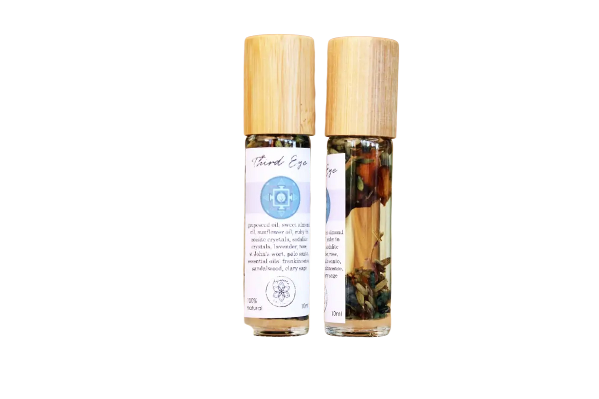 Ätherisches Öl für das dritte Auge mit Ajna Chakra, Kristallen und Kräutern von Ayamani Naturals, Flasche in Nahaufnahme