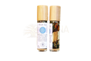 Zwei klare glas roll on flaschen mit bambuskappen und einer mischung aus kräutern und kristallen für drittes auge und ajna chakra
