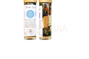 Zwei klare glasfläschchen mit holzdeckeln gefüllt mit kräutern und kristallen für ajna chakra und spirituelle klarheit