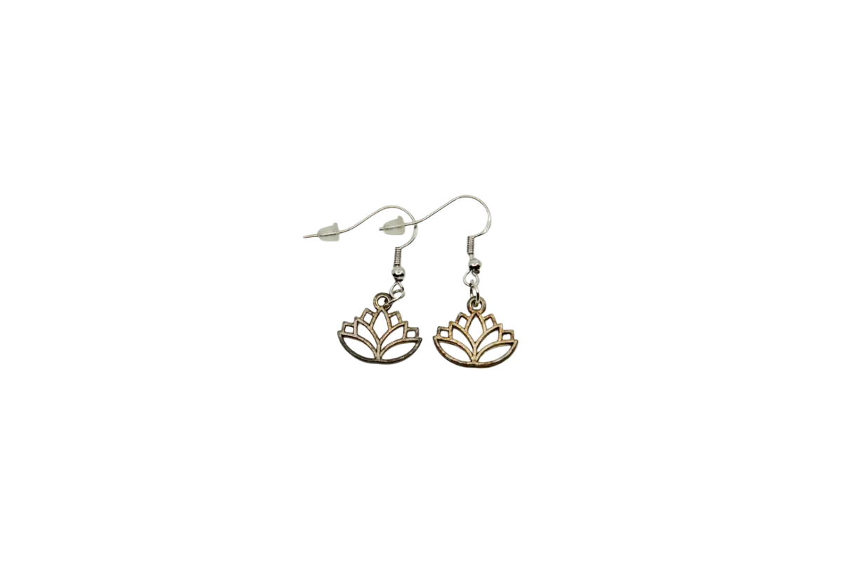 Myga Eco Ohrschmuck mit Hamsa, Lotus oder Om Symbol, detailreiche Anhänger aus feinem Schmuckmaterial.