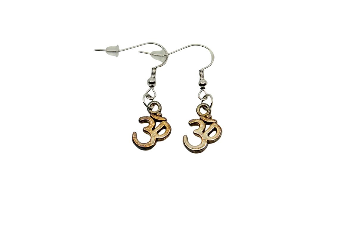 Ohrringe mit Hamsa, Lotus oder Om Symbol, eleganter Schmuck von Myga Eco, detailreiche Gestaltung, stilvoller Ohrschmuck
