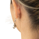 Silberfarbene om symbol ohrringe mit einfachem hakenverschluss vereinen symbolik und stil im mana shop image to zoom