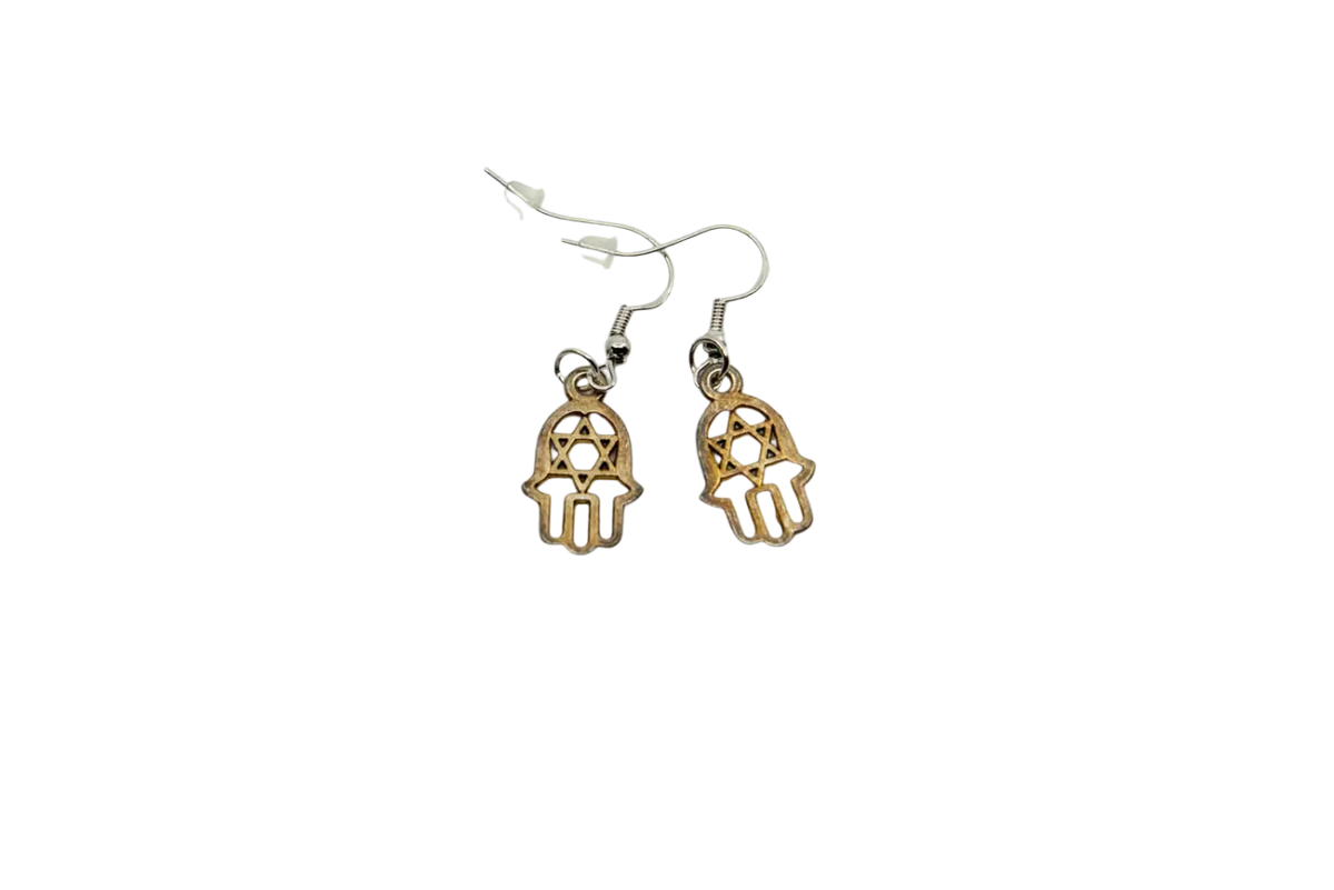 Ohrringe von Myga Eco mit Hamsa, Lotus- oder Om-Symbol, filigranes Schmuckstück mit symbolischer Bedeutung.