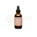 Ein eleganter bernsteinfarbener glas-sprayflasche mit schwarzer düse und etikett paavani ayurveda bulgarisches rosenwasser für einen beruhigenden aromatherapie-nebel