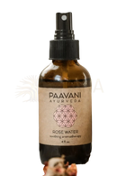 Braune glas-sprühflasche mit schwarzer düse und paavani ayurveda etikett für organisches bulgarisches rosenwasser beruhigender aromatherapie-nebel