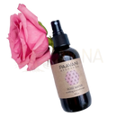 Ein dunkler bernsteinfarbener glas-sprayflasche mit schwarzer pumpe und paavani ayurveda rose water neben einer rosa rose für organisches bulgarisches beruhigendes aromatherapie-nebel