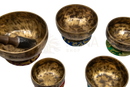 Set von fünf handgehämmerten original tibetische vollmond klangschalen mit bunten bestickten basen und sanskrit gravuren