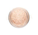 Ein klares glas gefüllt mit grobem rosa himalayasalz für paavani ayurveda aromatisches neti salz mineralspülung für die nasenpflege