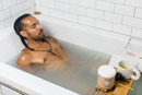 Badesalz mit Kokosmilch und Kräutern von PAAVANI Ayurveda, für eine hautpflegende, ayurvedische Badeerfahrung