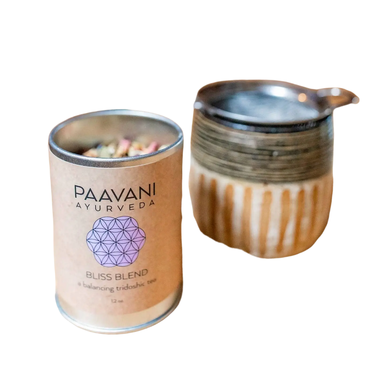 PAAVANI Ayurveda Bliss Blend Tridosha-Tee in einer Tasse, mit frischen Kräutern und Teeblättern für Entspannung und Harmonie
