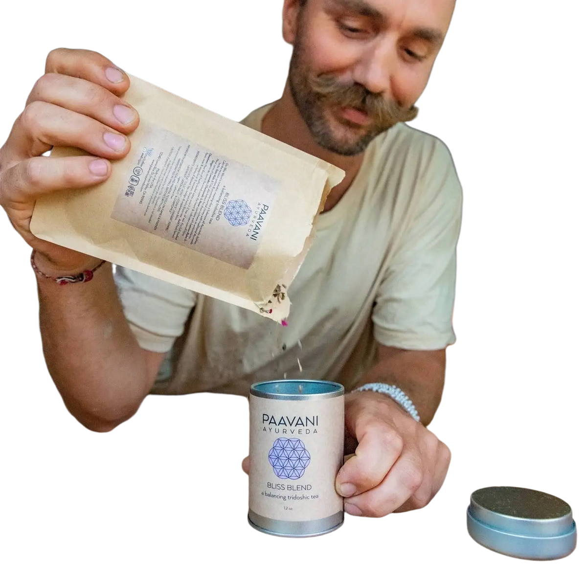 PAAVANI Ayurveda Bliss Blend Tridosha-Tee in einer Tasse, mit Kräutern und Teeblättern, für Entspannung und Harmonie.