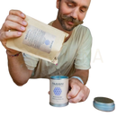 Ein silberner zylindrischer paavani ayurveda tin mit matter oberfläche und blauem logo für bliss blend emotionale balance