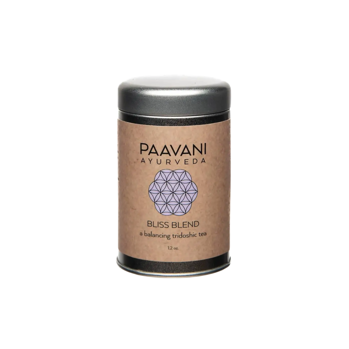 PAAVANI Ayurveda Bliss Blend Tridosha-Tee in einer Tasse, mit Kräutern und Blättern für Entspannung und Harmonie.