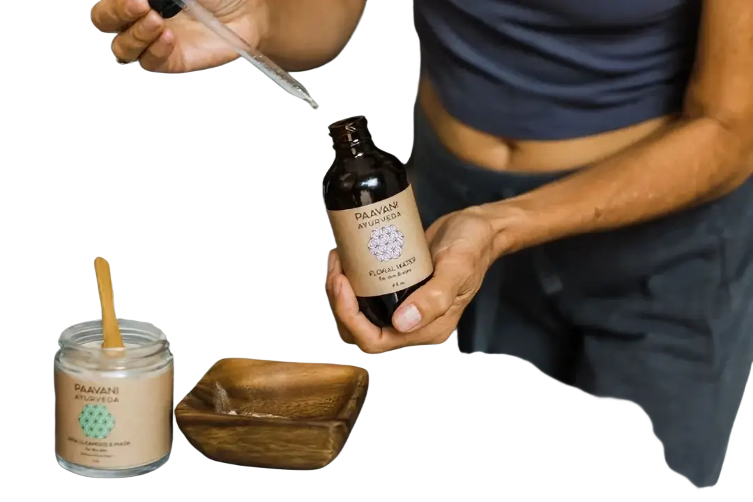 Gesicht mit PAAVANI Ayurveda Blütenwasser, botanische Feuchtigkeitspflege für Haut und Augen, in einer weißen Flasche.