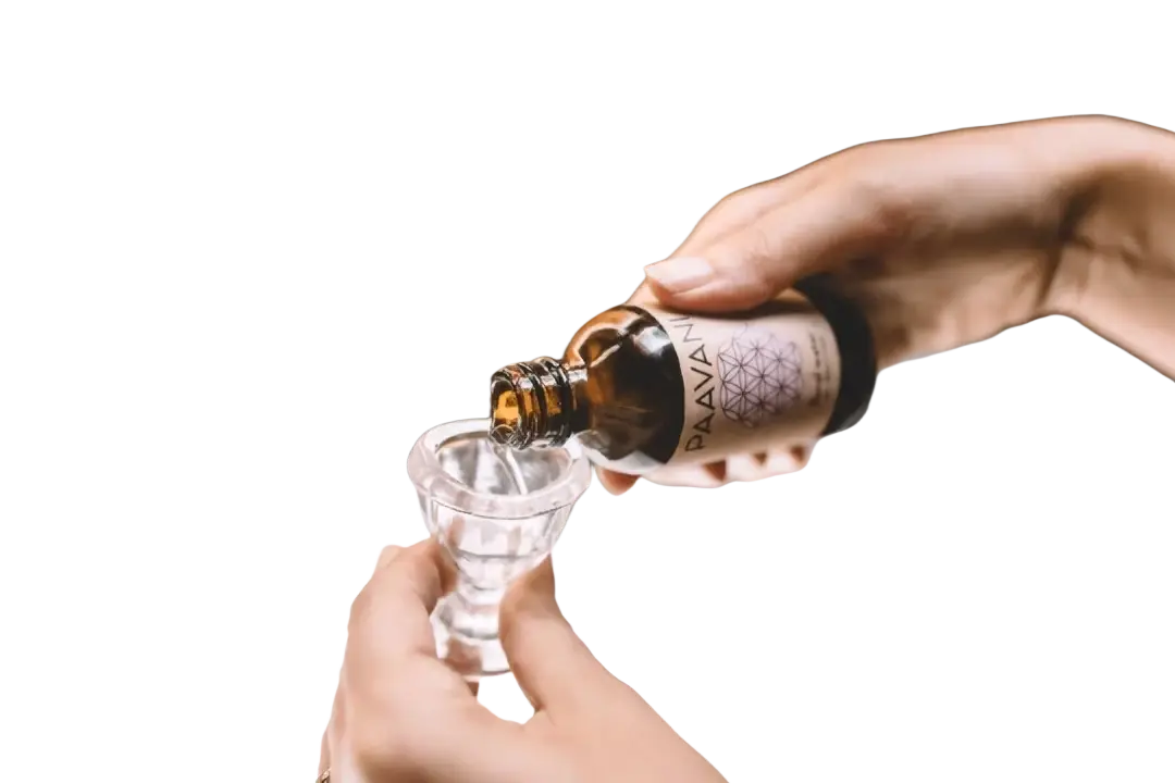 PAAVANI Ayurveda Blütenwasser, botanische Feuchtigkeitspflege für Gesicht, Haut und Augen, in einer stilvollen Flasche.