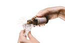 Paavani ayurveda blütenwasser in dunkler bernsteinflasche mit goldverschluss als botanischer feuchtigkeitsspender für haut und augen mit rose und lavendel