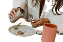 Ein silbernes zylindrisches blech mit einem strukturierten etikett, das paavani ayurveda calm blend ayurvedischer tee enthält