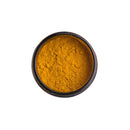Goldene Milch von PAAVANI Ayurveda mit Kurkuma, Ingwer und Zimt für Gesundheit und strahlende Haut, in einer Schüssel mit Gewürzen.
