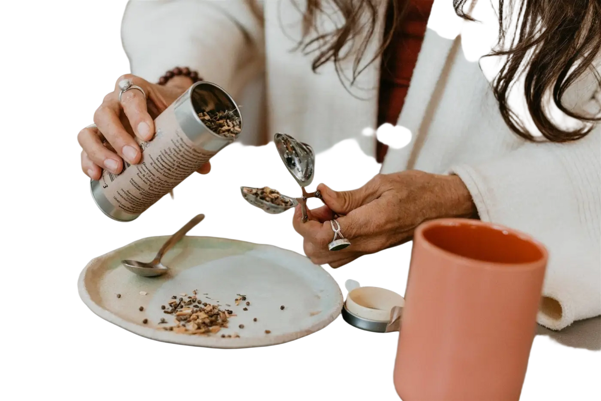 PAAVANI Ayurveda Frauenmischung Ayurvedischer Tee für Gleichgewicht und weibliche Unterstützung, in einer Tasse serviert