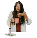Ein rosa keramikbecher mit glänzender oberfläche und passendem griff für paavani ayurveda ayurvedischer tee hormonelles gleichgewicht