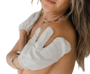 Weißes paavani ayurveda garshana handschoen aus reinem rohsilk für garshana dry massage sichtbar auf der schulter