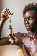 PAAVANI Ayurveda Tridosha Serum, ayurvedisches Gesichtsgesichtsöl für ausgeglichene Haut, Flasche mit Öl und Naturbestandteilen