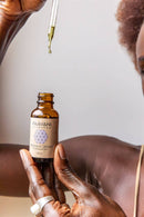 Gesichtsöl von PAAVANI Ayurveda, Tridosha Serum für ausgeglichene Haut, in einer dunklen Flasche mit tropfenförmigem Applikator