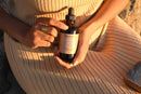 Gesicht mit botanischem Blütenwasser von PAAVANI Ayurveda, feuchtigkeitsspendende Pflege für Haut und Augen, natürliche Pflege.