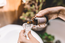 Pflegegesicht mit Blütenwasser von PAAVANI Ayurveda, botanische Feuchtigkeitspflege für Haut und Augen, natürliche Gesichtspflege