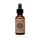 Gesicht mit Flasche Karna Purana ayurvedisches Ohrenöl gegen Trockenheit und Unbehagen, von PAAVANI Ayurveda