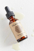 Gesicht mit Karna Purana Ayurvedisches Ohrenöl von PAAVANI Ayurveda gegen Trockenheit und Unbehagen, natürliche Pflege in der Gesichtspflege