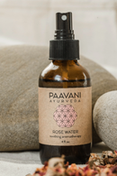 Organisches bulgarisches Rosenwasser von PAAVANI Ayurveda in einer Gesichtssprühflasche für beruhigende Aromatherapie.