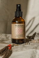 Organisches bulgarisches Rosenwasser für das Gesicht, beruhigender Aromatherapie-Nebel von PAAVANI Ayurveda.