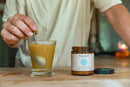 PAAVANI Ayurveda Pitta-Gewürzmischung, kühlendes und beruhigendes Verdauungs-Churna, in einer offenen Gewürzschale auf Holzuntergrund