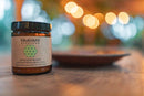 PAAVANI Ayurveda Vata Gewürzmischung, wärmende und hydratisierende Verdauungs-Churna, in einer großen Gewürzdose.