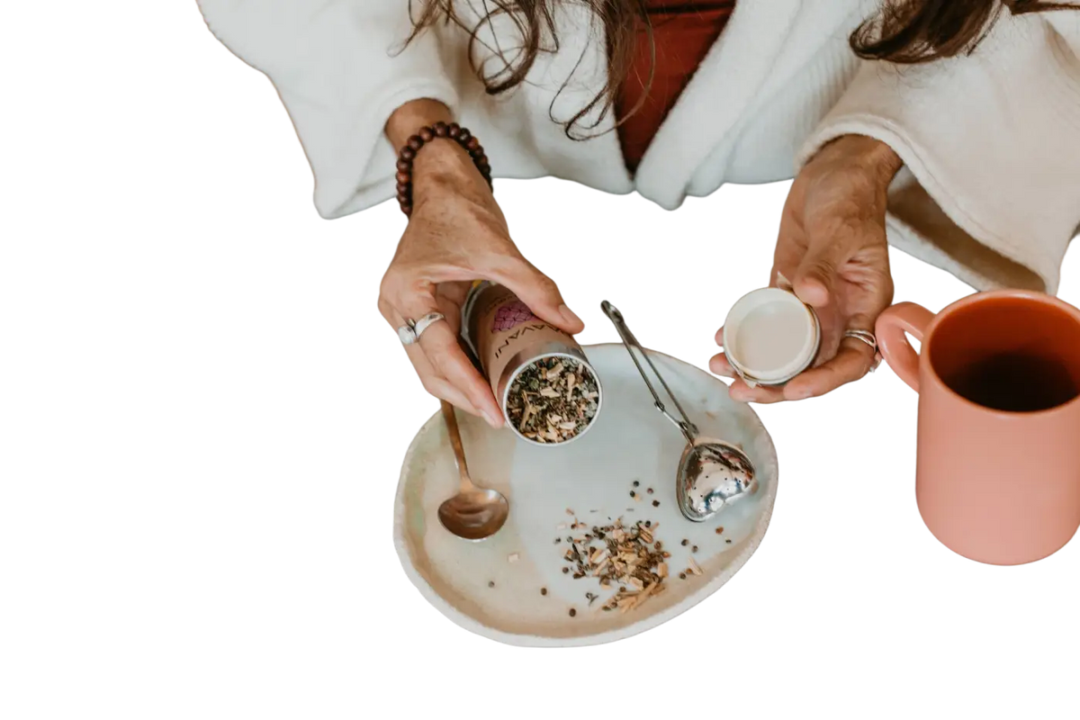 Edelstahl-Teesieb in Herzform für losen Tee, von PAAVANI Ayurveda, ideal für frischen, aromatischen Teegenuss.