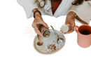 Ein paavani ayurveda herzförmiger tee edelstahl teesieb mit rosa etikett und losen kräutern für tee ritual