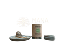 Ein metallisches zylindrisches paavani ayurveda tee tin mit beigem etiketts und grünem geometrischem design für vata balance