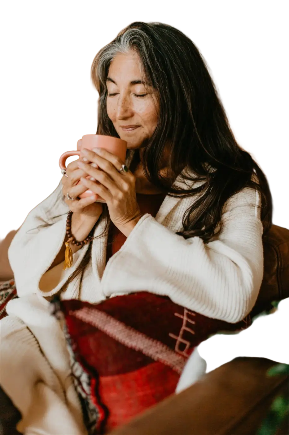 PAAVANI Ayurveda Hydrate-Mischung, ayurvedischer Tee zur Vata-Balance, in einer Tasse mit Kräutern und Gewürzen