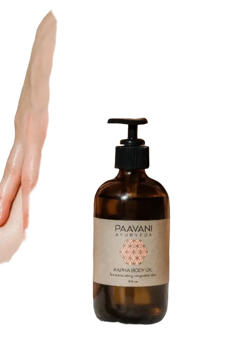 Amber glasflasche mit schwarzem pumpspender und beigem etikett kapha body oil von paavani ayurveda für fettige haut