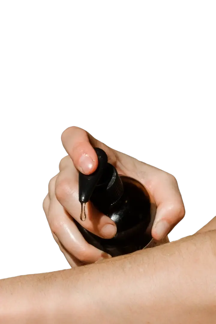 Schwarze glas-sprühflasche mit schwarzem pumpenspender für paavani ayurveda kapha körperöl gegen fettige haut