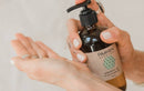 Nährendes Vata Körperöl von PAAVANI Ayurveda, Abhyanga-Öl für trockene Haut, in einer Flasche mit goldenem Verschluss.