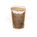 Ein brauner wiederverschließbarer beutel mit getrockneten kräutern und blüten für paavani ayurveda yoni steam
