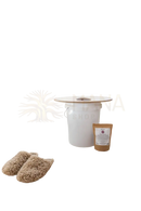 Weiße zylindrische composting-toilette mit flachem holzdeckel und mittlerem loch neben brauner papiertüte paavani ayurveda yoni steam